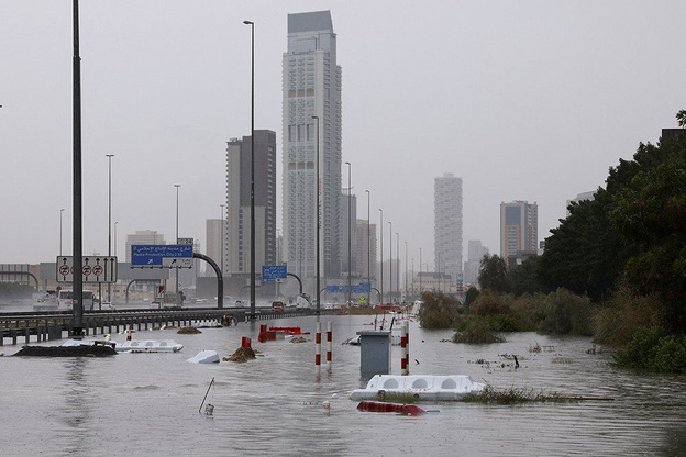 В Дубае из-за сильных ливней затопило дороги и метро