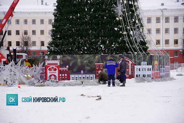 На Театральной площади демонтируют новогодний городок