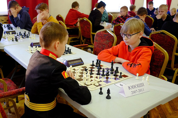 Губернатор Александр Соколов сразился с 16-летним подростком за шахматной доской