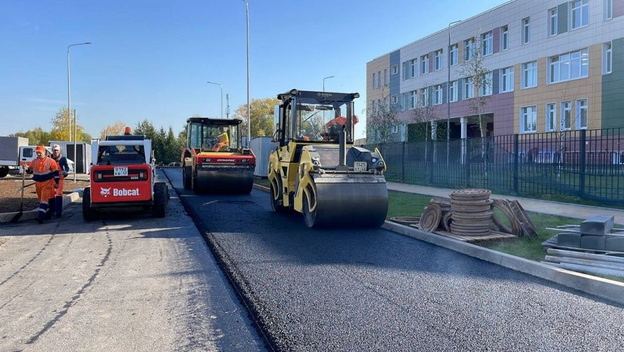 На новой улице в Чистых Прудах укладывают асфальт