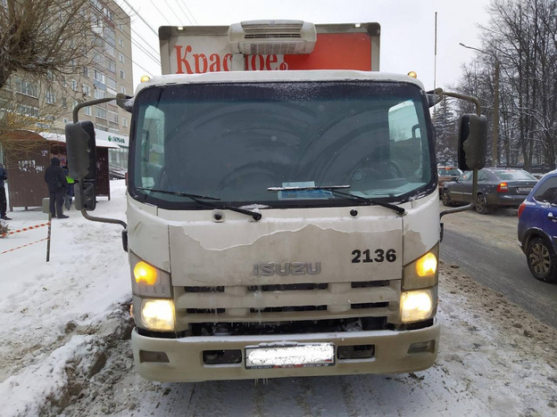 В Кирове водитель пассажирского автобуса сбил женщину и наехал на грузовик