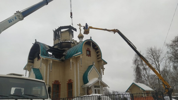 С пострадавшей от пожара Феодоровской церкви убирают опасные конструкции
