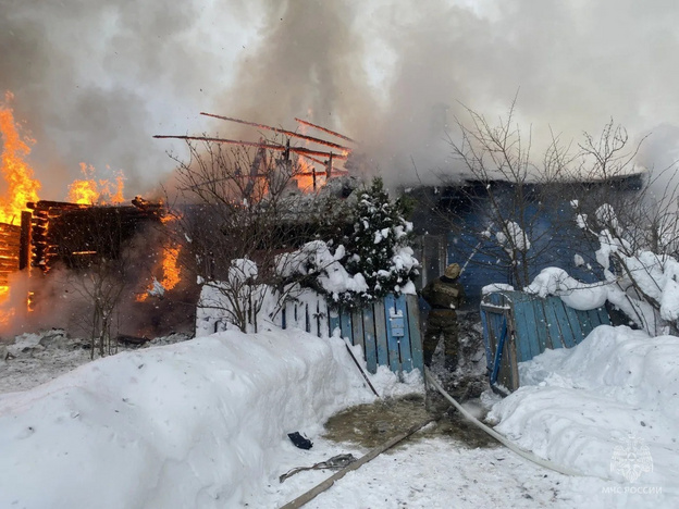 В Кировской области пожарные вынесли из горящего дома пожилого мужчину