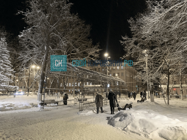 На Театральной площади устанавливают новогоднюю ёлку. Фото