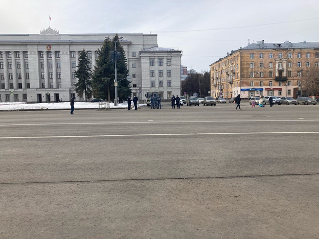 В Кирове на Театральной площади заметили скопление сотрудников правопорядка