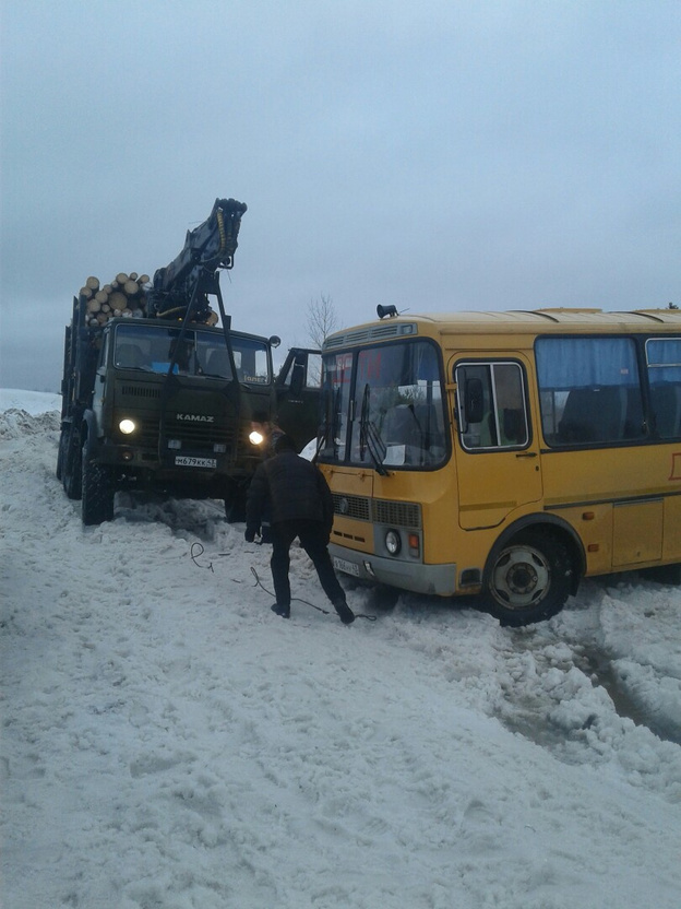 Погрязли в снежной каше. На нечищеных дорогах области застревают автобусы, «ГАЗели» и легковые машины