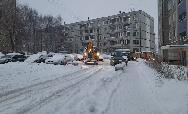 В обязанности кировских управляющих компаний добавили выталкивание снега с придомовых территорий