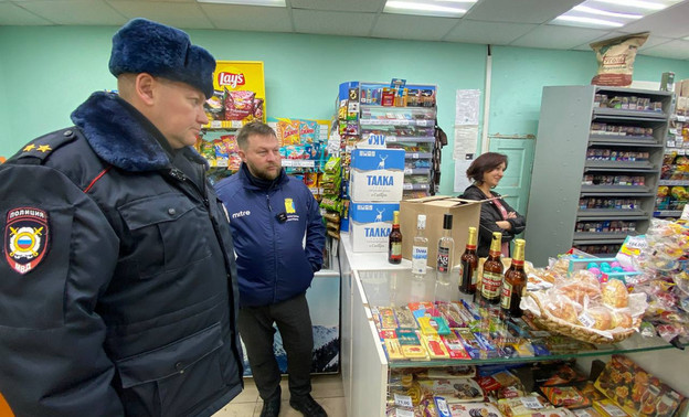 Полицейские с Вячеславом Симаковым проверили магазины, продающие алкоголь ночью