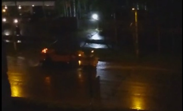 Кировчане сняли на видео, как дорожники моют улицы во время дождя