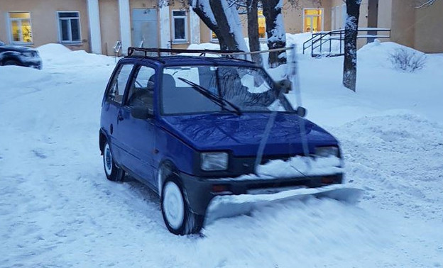 Дороги в Кирове чистит снегоуборочная «Ока»