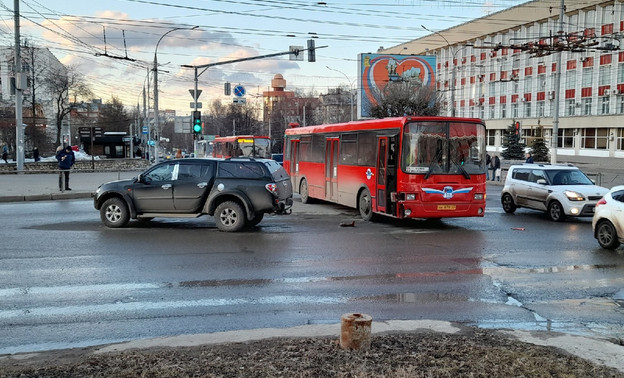 В Кирове автобус столкнулся с иномаркой