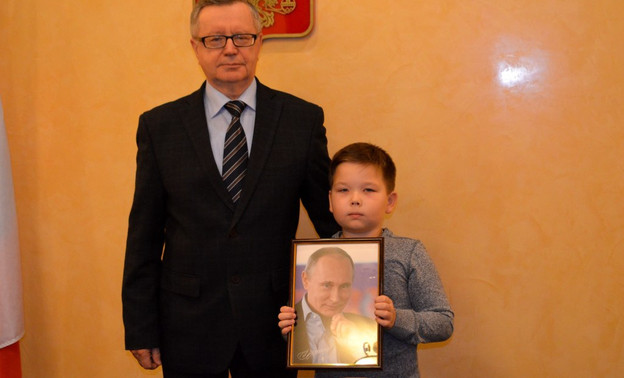 Кировский школьник получил портрет президента с автографом