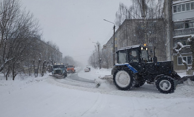 «На второстепенных улицах - козьи тропы»: кировчане о работе дорожников в снегопад