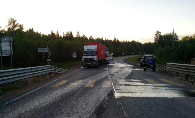 На трассе Киров - Пермь столкнулись две фуры: одного из водителей увезли на скорой