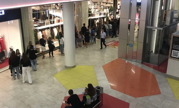 В кировском магазине H&M выстроилась очередь в несколько метров