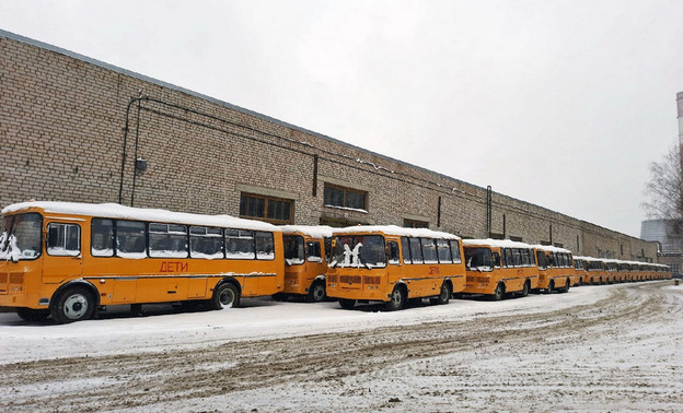 В Кирове «простаивают» новые автобусы, которые должны передать сельским школам