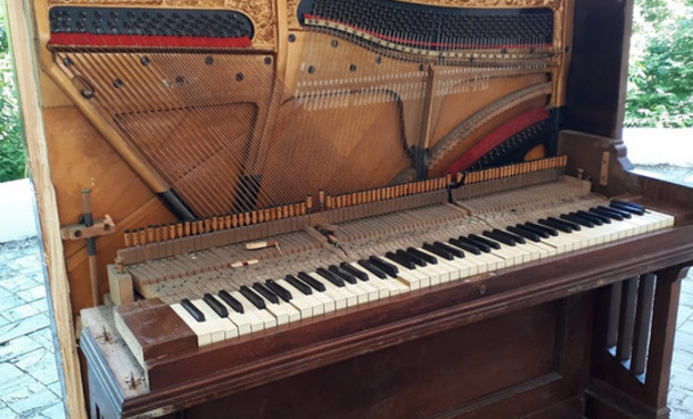 В Александровском саду вандалы вновь сломали пианино