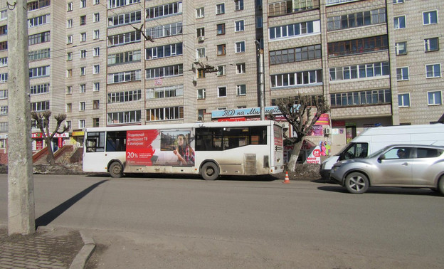 В Кирове трое пенсионеров упали в автобусе и получили травмы