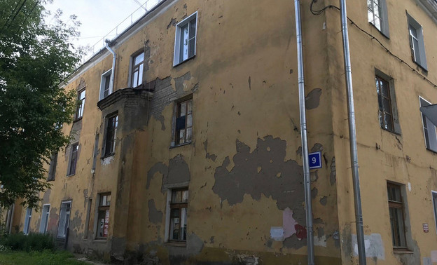 В многоквартирном доме на улице Металлургов остановили капремонт