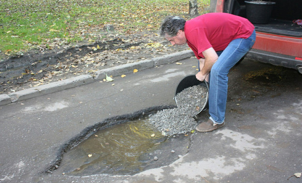 Кировские активисты решили своими силами заделывать ямы на городских дорогах