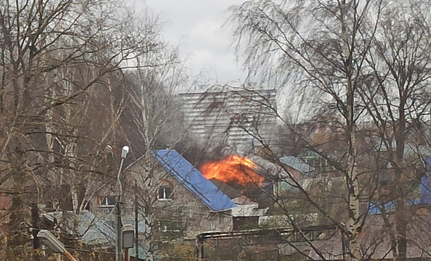 В Садаковском горит частный жилой дом