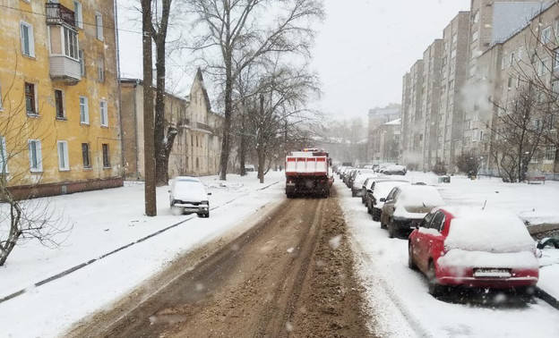 На борьбу со снегопадом в Кирове вывели 85 машин