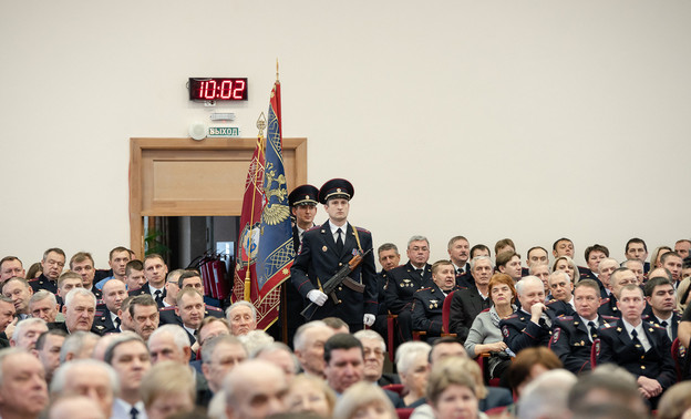 Рахим Азимов подарил ветеранам МВД 100 тысяч рублей
