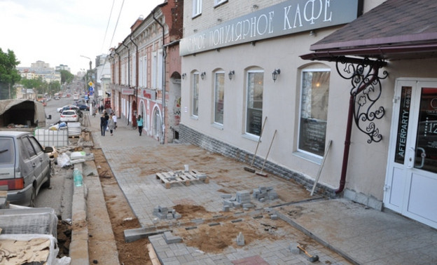 На улице Ленина начали ремонтировать тротуары