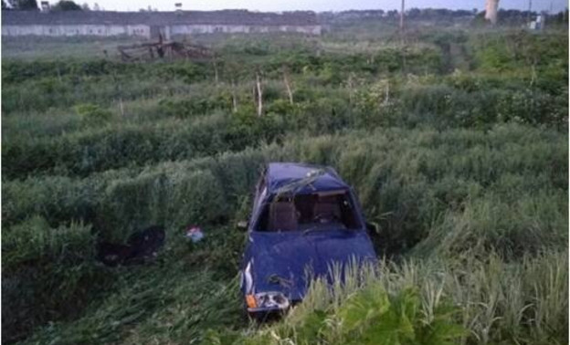 Под Кирово-Чепецком автомобиль «ВАЗ-2114» вылетел в кювет и перевернулся