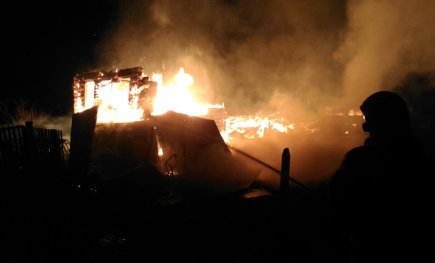 В Котельничском районе дотла сгорел дом, баня и гараж (фото)