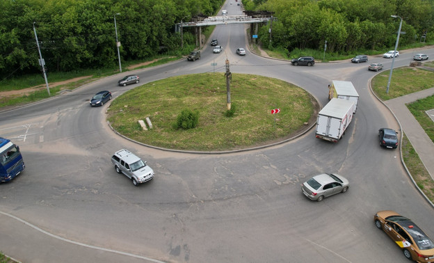 В Кирове провели ремонт кольцевой развязки на улице Луганской