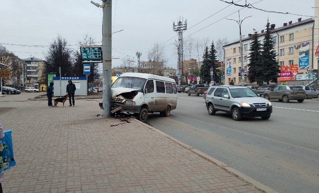 ДТП у ЦУМа. Фургон врезался в столб