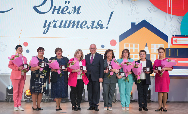 Губернатор вручил кировским педагогам государственные награды от Президента