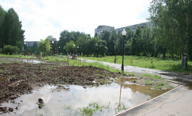 Подрядчикам платили за невыполненные работы: аудиторы нашли нарушения при ремонте дворов и парков в Кировской области