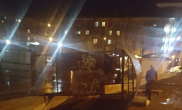 В Кирове сильный ветер сорвал крышу с остановки и уронил забор