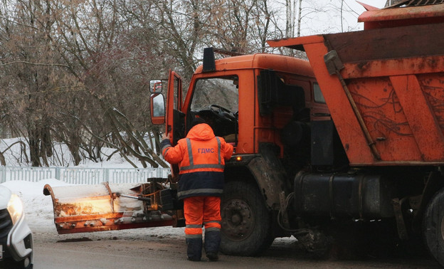 Летнюю спецтехнику для уборки улиц «переодевают» в зимний комплект