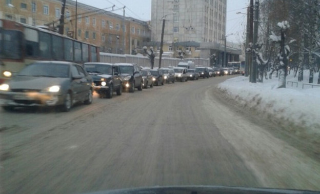 Сегодня в Кирове тройное ДТП парализовало движение на Октябрьском проспекте (ФОТО)