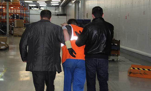 Сотрудники кировского склада украли электротехнику на сумму более 1 млн рублей
