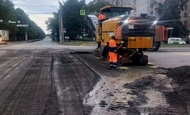 На кировских улицах устраняют дефекты и колеи