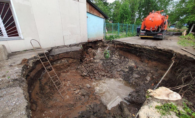 В Кирове при проведении раскопок рухнула стена дома