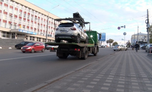 В Кирове для вывоза снега будут эвакуировать припаркованные автомобили. Контракт рассчитан на уборку 700 машин