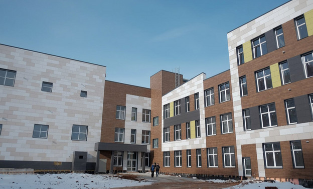 Губернатор Кировской области проверил ход строительства школы в Чистых Прудах