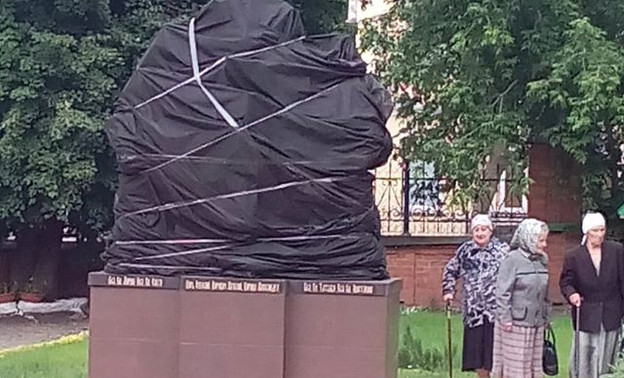В Кирове установили памятник царской семье