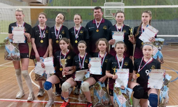 Кировские волейболистки одержали семь побед на межрегиональном турнире