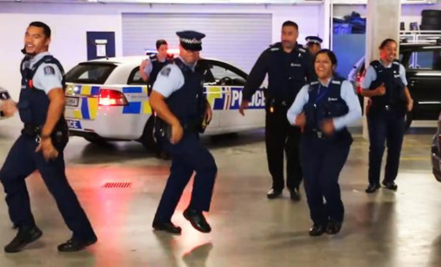 Всем танцевать! Это полиция!