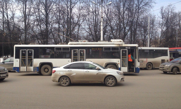 У Театральной площади троллейбусы едут по встречной полосе