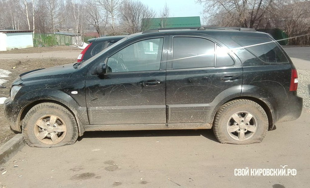 В Нововятске неизвестные вандалы спустили все колеса у припаркованного внедорожника