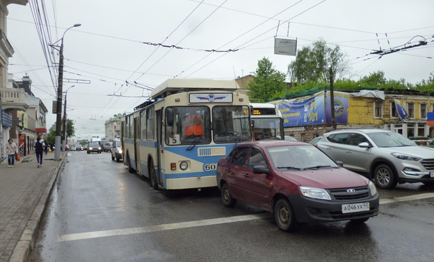 На улице Ленина троллейбус врезался в легковушку: пострадали пассажиры