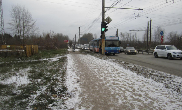 В Кирове из-за невнимательности водителя автобуса образовался аварийный квартет