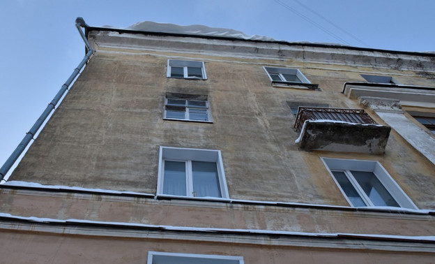 В Кирове на двухлетнего ребёнка с крыши упала снежная глыба